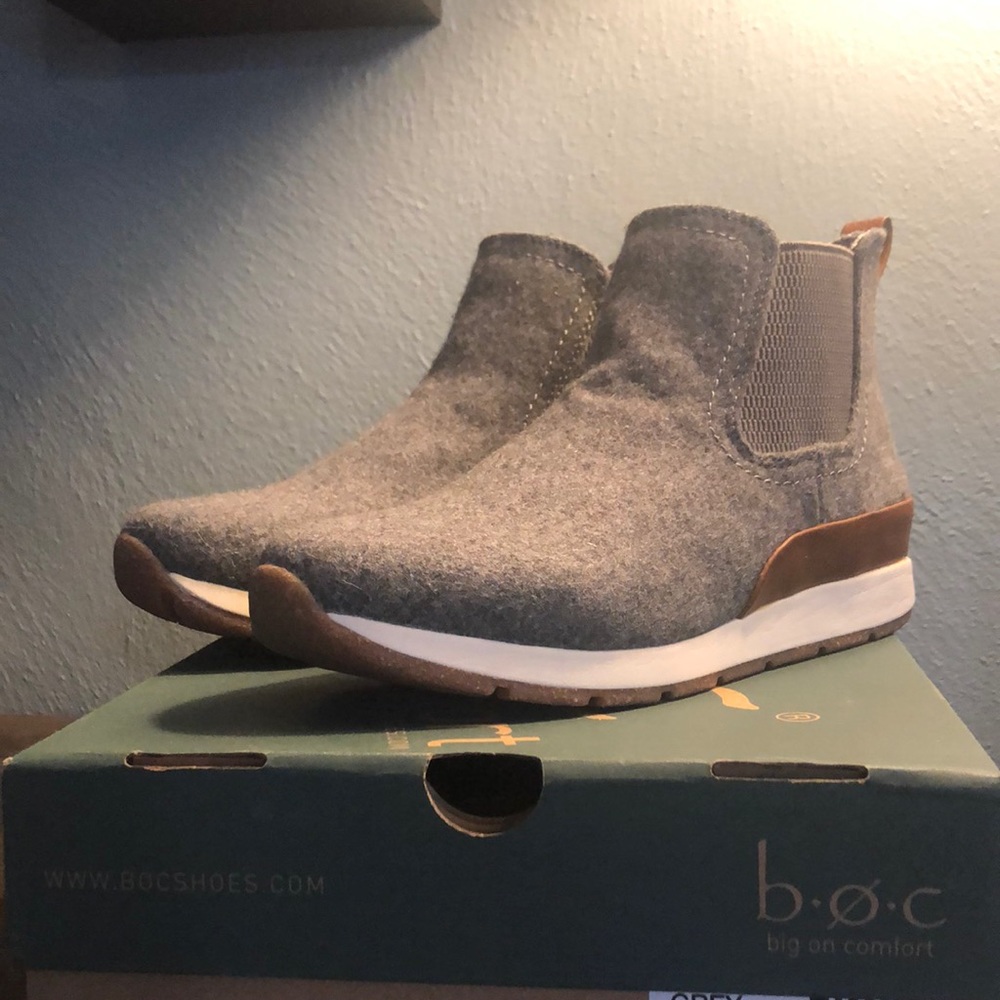 B.O.C. Short Gray Boots NWT